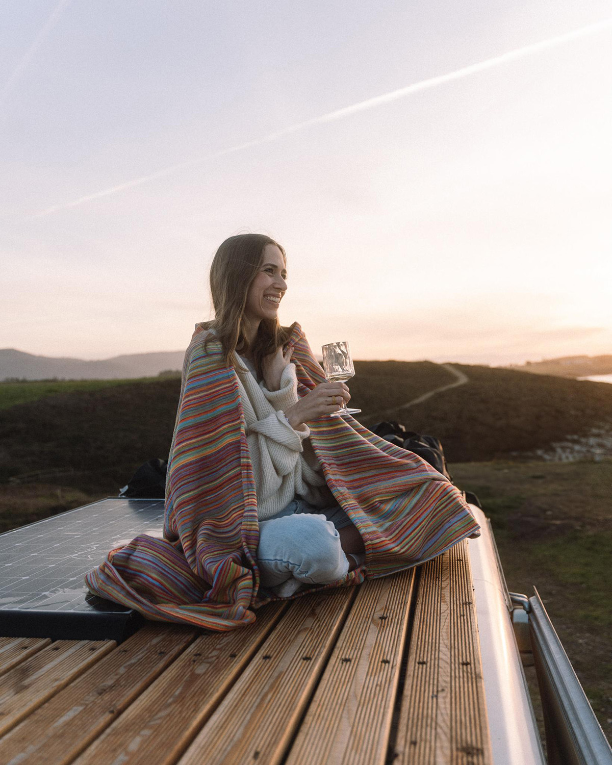 Frau mit Baumwolldecke Rio und Wein in der Hand